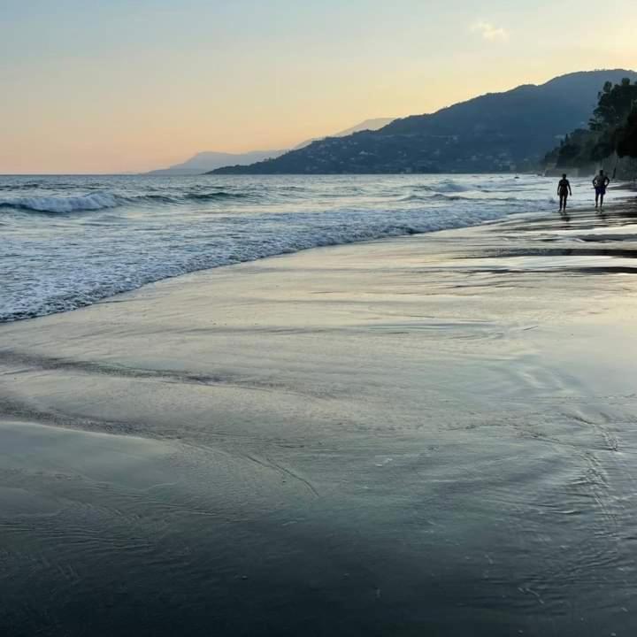 Casa Fronte Mare Lägenhet Ventimiglia Exteriör bild