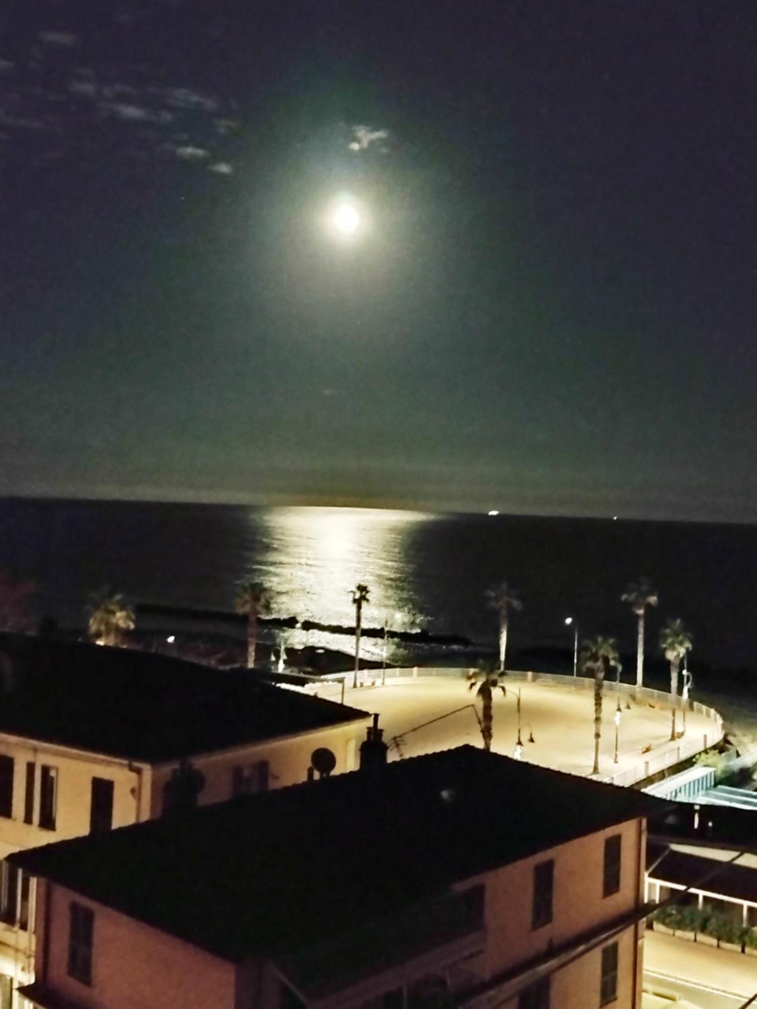 Casa Fronte Mare Lägenhet Ventimiglia Exteriör bild